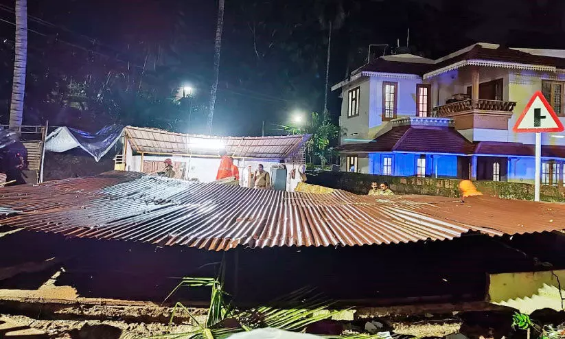 മഴയിൽ ഇരുനില കെട്ടിടം നിലംപൊത്തി മഴയിൽ ഇരുനില കെട്ടിടം നിലംപൊത്തി