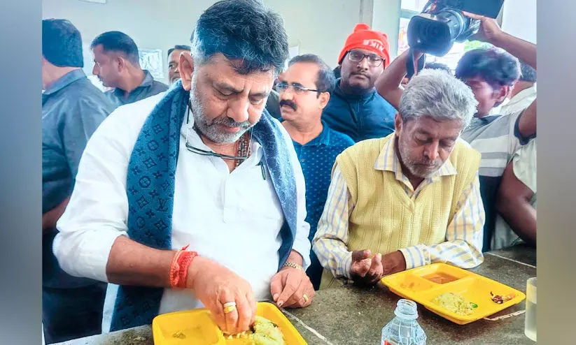 അന്നഭാഗ്യ പദ്ധതി: അഞ്ചു കിലോ അരിക്കുള്ള പണം ഇന്നുമുതൽ അന്നഭാഗ്യ പദ്ധതി: അഞ്ചു കിലോ അരിക്കുള്ള പണം ഇന്നുമുതൽ