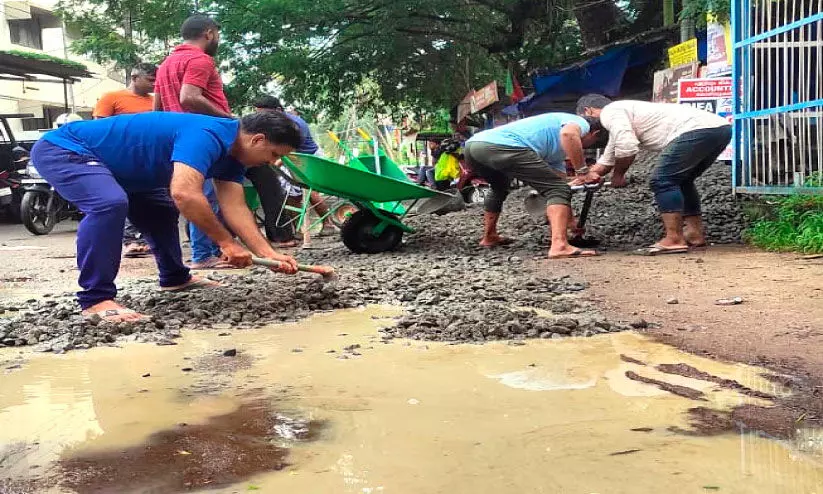 ഫ്രാൻസിസ് റോഡ്-മനന്തലപ്പാലം റോഡ് നിറയെ കുഴി അധികൃതർ കണ്ണടച്ചു; നാട്ടുകാർ കുഴികളടച്ചു ഫ്രാൻസിസ് റോഡ്-മനന്തലപ്പാലം റോഡ് നിറയെ കുഴി അധികൃതർ കണ്ണടച്ചു; നാട്ടുകാർ കുഴികളടച്ചു