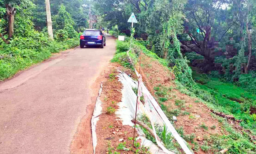 പ്രവൃത്തി നിലച്ചു; കനാല്‍ റോഡ് അപകട ഭീഷണിയിൽ