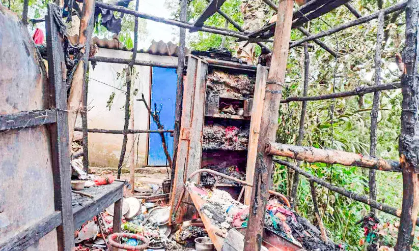 നിർധന കുടുംബത്തിന്‍റെ വീട് കത്തിനശിച്ചു; വീട്ടുപകരണങ്ങളും വസ്ത്രങ്ങളും അഗ്നിക്കിരയായി