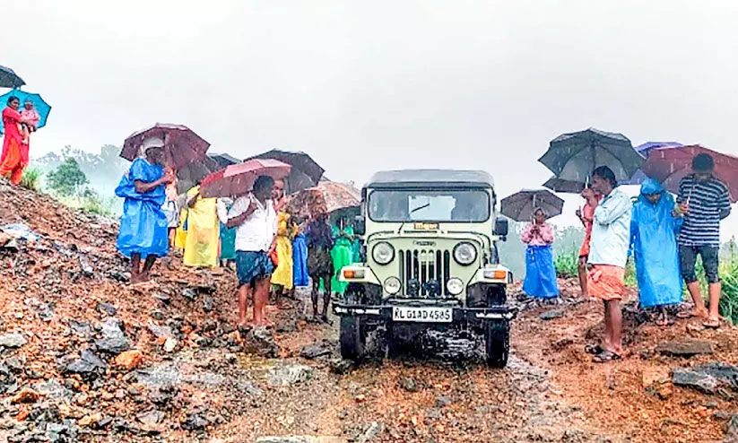 അധികൃതർ അവഗണിച്ചു; പ്രദേശവാസികൾ റോഡിന്റെ ആദ്യഘട്ട നിർമാണം പൂർത്തിയാക്കി അധികൃതർ അവഗണിച്ചു; പ്രദേശവാസികൾ റോഡിന്റെ ആദ്യഘട്ട നിർമാണം പൂർത്തിയാക്കി