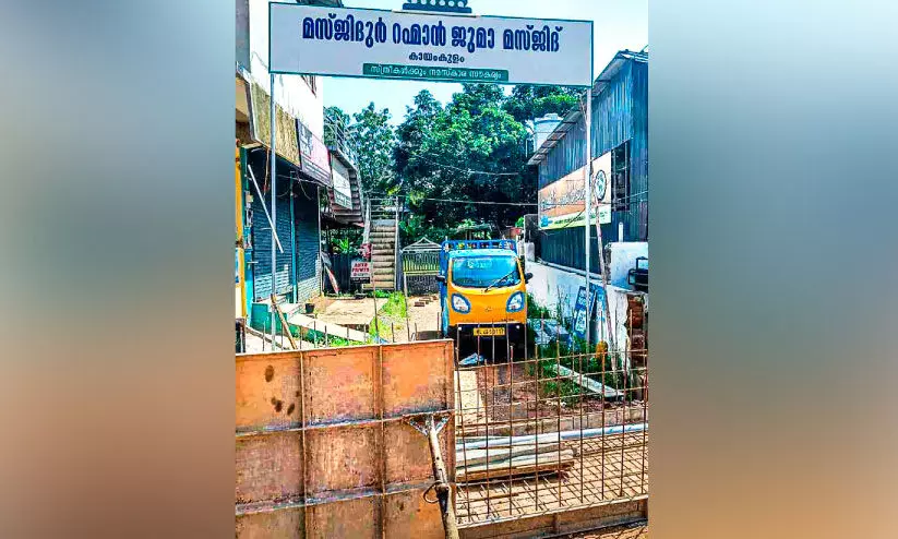 ദേശീയപാത വികസനം: ആരാധനാലയത്തിന്റെ വഴിയടച്ചതിൽ പ്രതിഷേധം