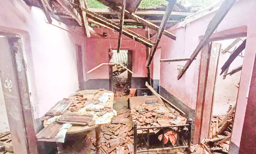 ക​ന​ത്ത മ​ഴ​യി​ൽ വീട് തകർന്നു; രണ്ടുപേർക്ക് പരിക്ക്