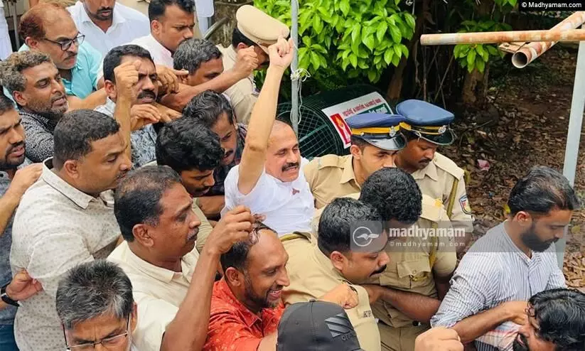 മുസ്ലിം ലീഗ് താലൂക്ക് ഓഫിസ് ഉപരോധത്തിൽ സംഘർഷം; ടി.വി ഇബ്രാഹിം എം.എൽ.എ കസ്റ്റഡിയിൽ മുസ്ലിം ലീഗ് താലൂക്ക് ഓഫിസ് ഉപരോധത്തിൽ സംഘർഷം; ടി.വി ഇബ്രാഹിം എം.എൽ.എ കസ്റ്റഡിയിൽ