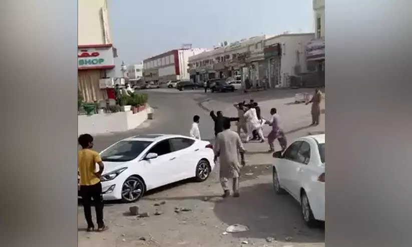 തെരുവിൽ വഴക്കും അടിപിടിയും; ഒമാനിൽ 13 വിദേശികൾ പിടിയിൽ തെരുവിൽ വഴക്കും അടിപിടിയും; ഒമാനിൽ 13 വിദേശികൾ പിടിയിൽ