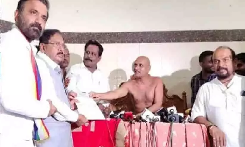 ജൈന ആചാര്യൻ വധം: അന്വേഷണം സി.ബി.ഐക്ക് കൈമാറില്ലെന്ന് കർണാടക സർക്കാർ ജൈന ആചാര്യൻ വധം: അന്വേഷണം സി.ബി.ഐക്ക് കൈമാറില്ലെന്ന് കർണാടക സർക്കാർ