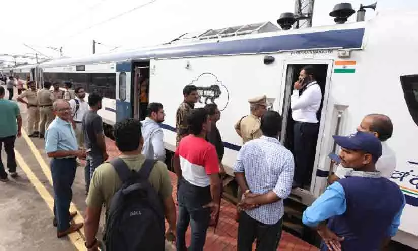 യന്ത്രത്തകരാർ; വന്ദേഭാരത് എക്സ്പ്രസ് ഒന്നരമണിക്കൂർ കണ്ണൂരിൽ നിർത്തിയിട്ടു