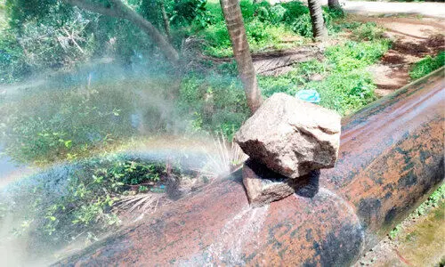 പൈപ്പ് പൊട്ടി വെള്ളം പാഴാകുന്നു; അടച്ചത് കരിങ്കല്ലുകൊണ്ട്