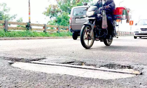 ചേറ്റുവ പാലത്തിൽ വീണ്ടും കുഴികൾ ചേറ്റുവ പാലത്തിൽ വീണ്ടും കുഴികൾ