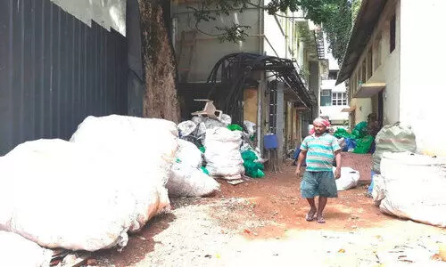 വഴിമുടക്കി വേസ്റ്റ്​ സ്​റ്റോർബോട്ടില്‍ ശേഖരം ബുദ്ധിമുട്ടുണ്ടാക്കുന്നതായി പരാതി