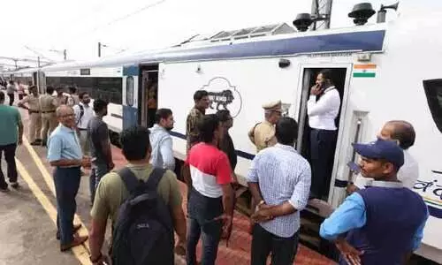 യന്ത്രത്തകരാർ; വന്ദേഭാരത് എക്സ്പ്രസ് ഒന്നരമണിക്കൂർ കണ്ണൂരിൽ നിർത്തിയിട്ടു