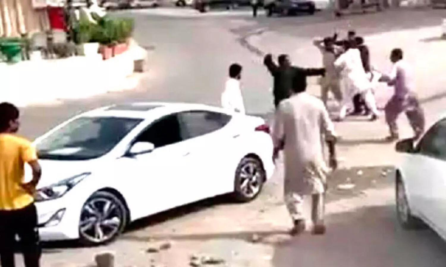 തെരുവിൽ കൂട്ടവഴക്കും അടിപിടിയും; 13 വിദേശികൾ പിടിയിൽ