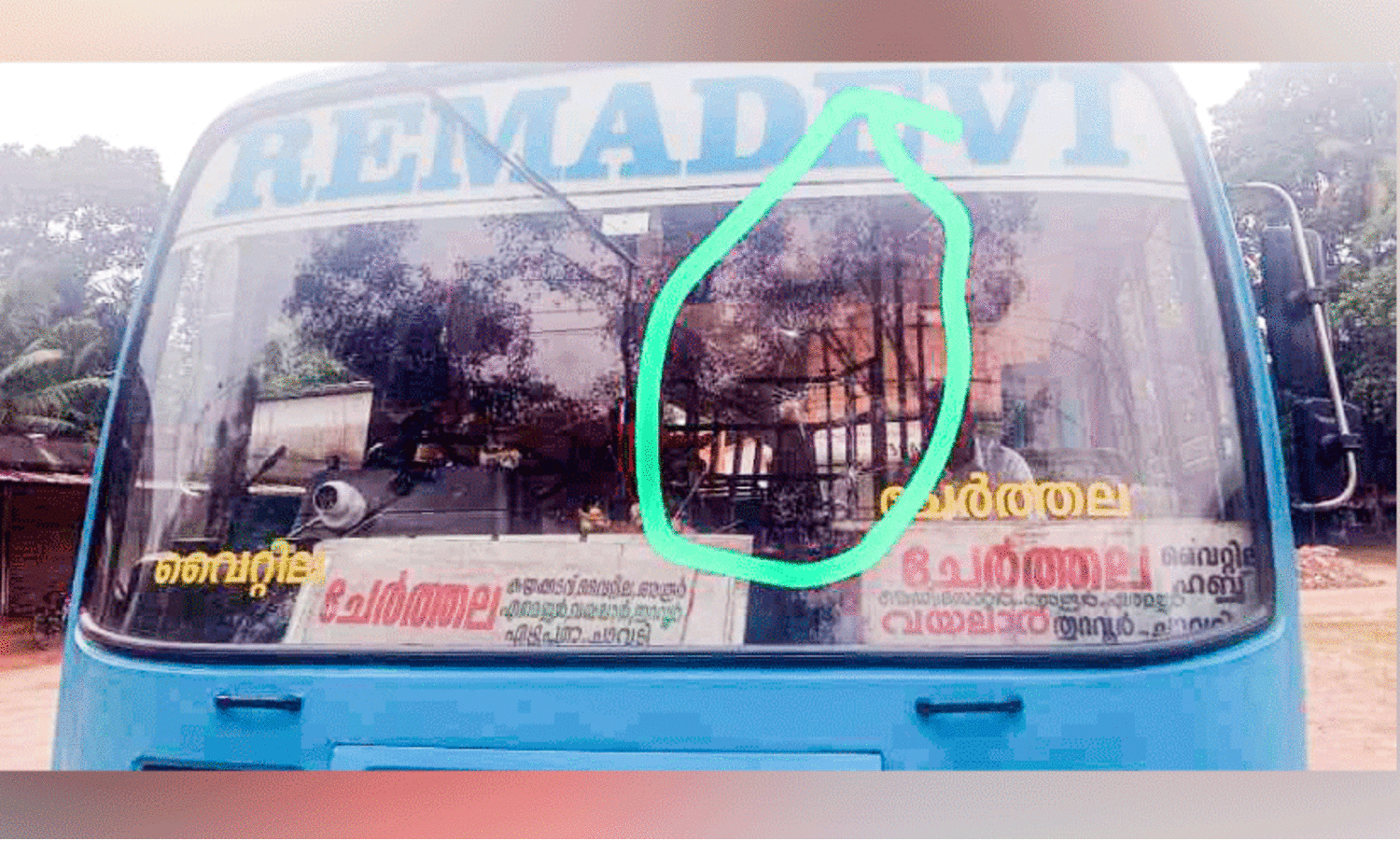 സ്വകാര്യ ബസ്​ തൊഴിലാളി സംഘർഷം: ഒരു ബസുകൂടി തകർത്തു