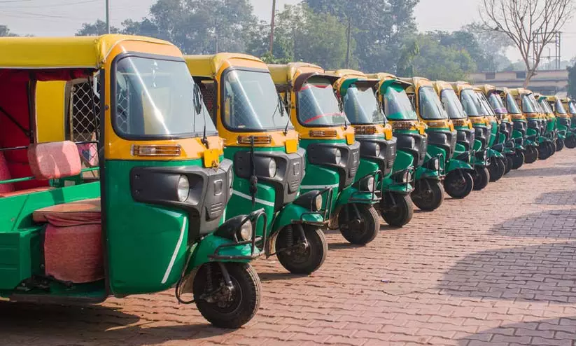 നി​യ​മം ലം​ഘി​ക്കു​ന്ന ഓ​ട്ടോ​ക​ൾ​ക്കെ​തി​രെ ക​ർ​ശ​ന ന​ട​പ​ടി​യു​മാ​യി പൊ​ലീ​സ്