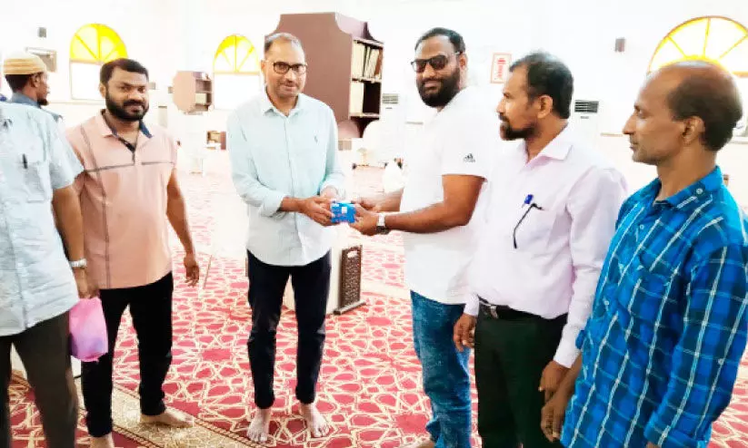 ഖ​മ​റു​ദ്ദീ​ന്​ ഇ​സ്​​ലാ​ഹി സെൻറ​ർ യാ​ത്ര​യ​യ​പ്പ്​ ന​ൽ​കി