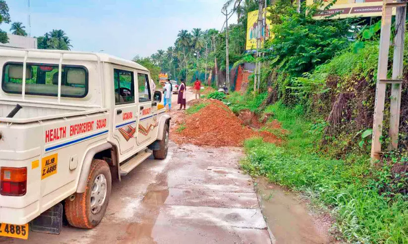 ദേശീയപാത സർവിസ് റോഡിൽ ഹോട്ടൽ മാലിന്യം തള്ളി