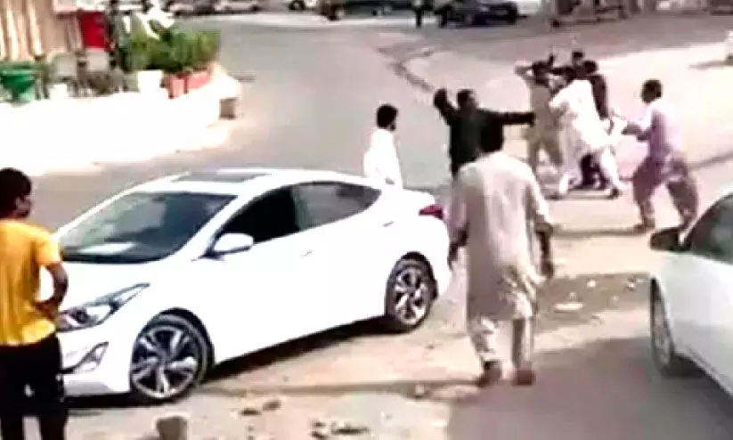 തെരുവിൽ കൂട്ടവഴക്കും അടിപിടിയും; 13 വിദേശികൾ പിടിയിൽ