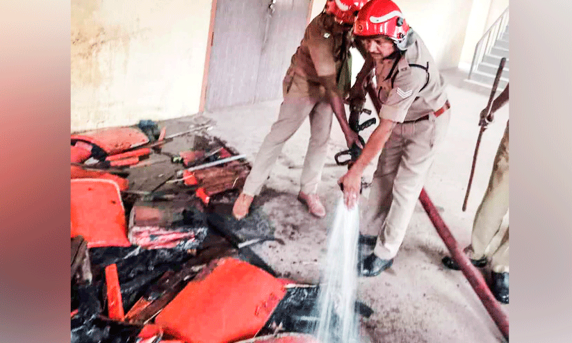 പറക്കോട് ശക്തി തിയറ്ററിൽ തീപിടിത്തം പറക്കോട് ശക്തി തിയറ്ററിൽ തീപിടിത്തം