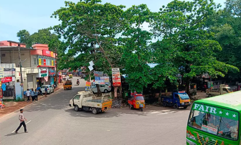 അഞ്ചാലുംമൂട്ടിൽ പൊതുശൗചാലയമില്ല യാത്രക്കാർ ബുദ്ധിമുട്ടുന്നു അഞ്ചാലുംമൂട്ടിൽ പൊതുശൗചാലയമില്ല യാത്രക്കാർ ബുദ്ധിമുട്ടുന്നു