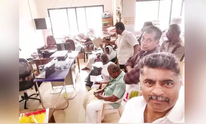 അ​ട്ട​പ്പാ​ടി​യി​ൽ വി​ല്ലേ​ജ് ഓ​ഫി​സു​ക​ളി​ൽ ആ​ളി​ല്ലാ​ക്ക​സേ​ര​ക​ൾ; ഗ​തി​കെ​ട്ട് ജ​നം