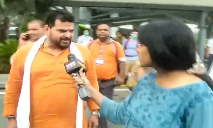 ‘നിങ്ങൾക്ക് തരാൻ എന്റെയടുത്ത് മസാലയില്ല’ -ചോദ്യം ചോദിച്ച മാധ്യമപ്രവർത്തകയോട് ബ്രിജ് ഭൂഷൺ; കാറിന്റെ ഡോർ വലിച്ചടച്ച് മൈക്ക് താഴെയിട്ടു ‘നിങ്ങൾക്ക് തരാൻ എന്റെയടുത്ത് മസാലയില്ല’ -ചോദ്യം ചോദിച്ച മാധ്യമപ്രവർത്തകയോട് ബ്രിജ് ഭൂഷൺ; കാറിന്റെ ഡോർ വലിച്ചടച്ച് മൈക്ക് താഴെയിട്ടു