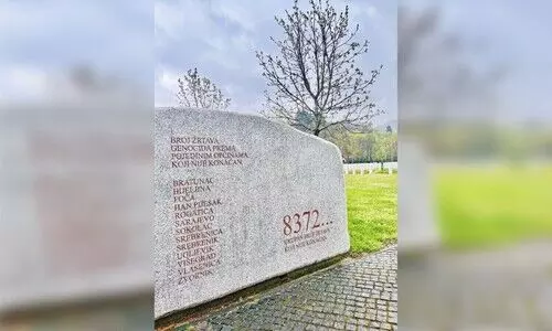 സ്രെ​ബ്ര​നീ​സ വി​തു​മ്പു​ക​യാ​ണി​ന്നും