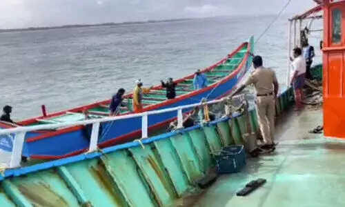 ക​ട​ലി​ൽ കു​ടു​ങ്ങി​യ വ​ള്ള​വും: 41 മ​ത്സ്യ​ത്തൊ​ഴി​ലാ​ളി​ക​ളെ​യും ര​ക്ഷ​പ്പെ​ടു​ത്തി