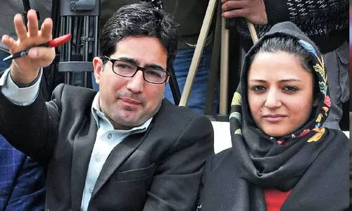 ജമ്മു-കശ്മീരിന്റെ പ്രത്യേക പദവി റദ്ദാക്കൽ: ഐ.എ.എസ് ഓഫിസറും മുൻ ജെ.എൻ.യു വിദ്യാർഥിനിയും ഹരജി പിൻവലിച്ചു ജമ്മു-കശ്മീരിന്റെ പ്രത്യേക പദവി റദ്ദാക്കൽ: ഐ.എ.എസ് ഓഫിസറും മുൻ ജെ.എൻ.യു വിദ്യാർഥിനിയും ഹരജി പിൻവലിച്ചു