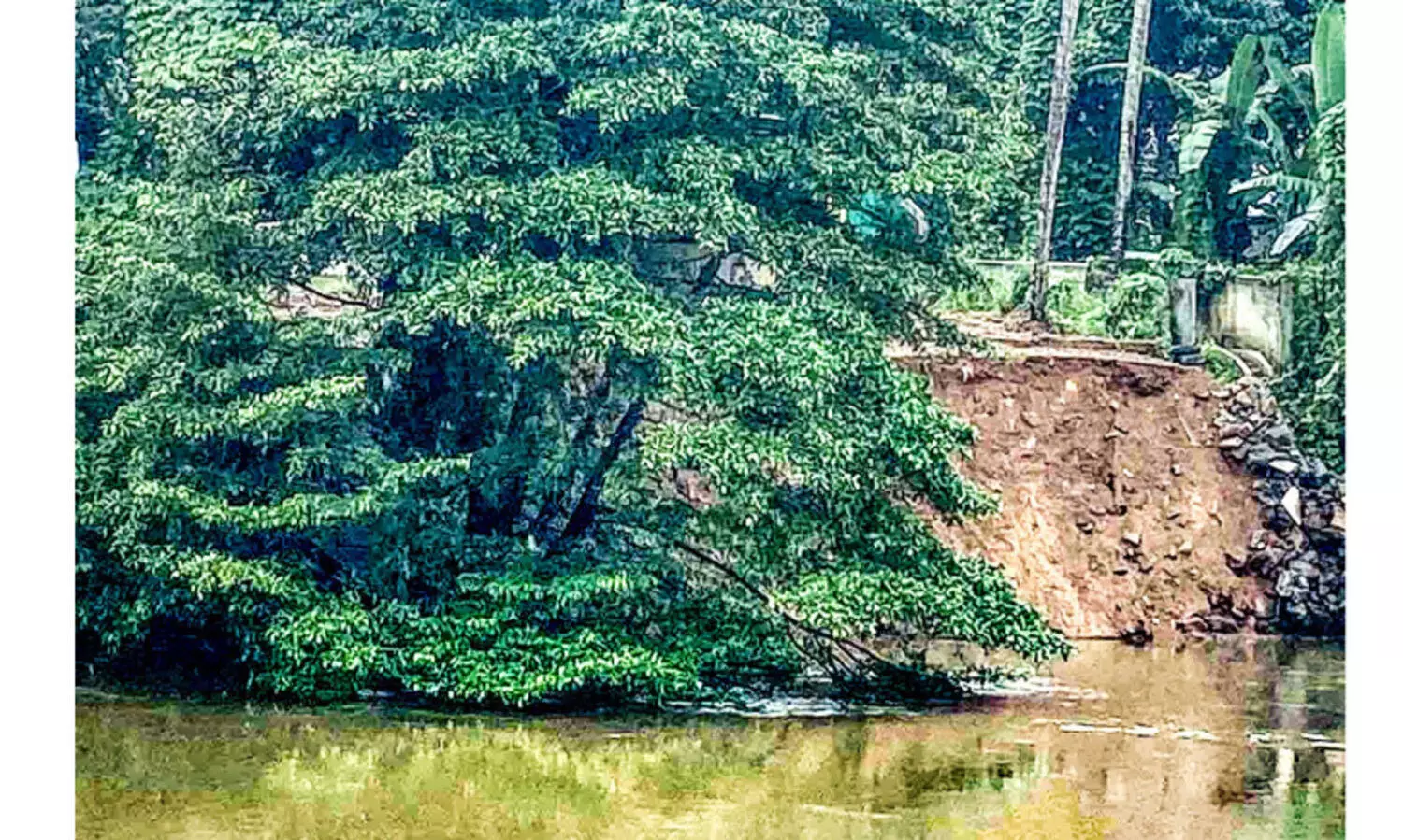 കനത്ത മഴ: പുഴയുടെ സംരക്ഷണഭിത്തി ഇടിഞ്ഞു, നി​ര​വ​ധി പ്ര​ദേ​ശ​ങ്ങ​ളി​ൽ മ​ണ്ണി​ടി​ച്ചി​ൽ ഭീ​ഷ​ണി