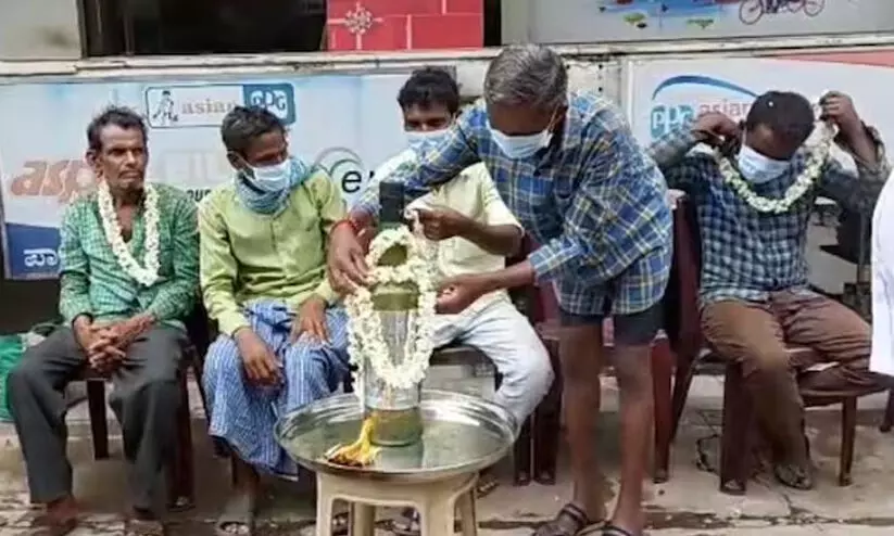 ‘രാവിലെയും വൈകുന്നേരവും സൗജന്യമായി മദ്യം വിതരണം ചെയ്യണം’; കർണാടകയിൽ അസാധാരണ സമരം