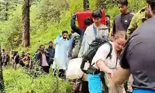 കുളുവിൽ കുടുങ്ങിയ 2000 വിനോദസഞ്ചാരികളെ രക്ഷിച്ചു