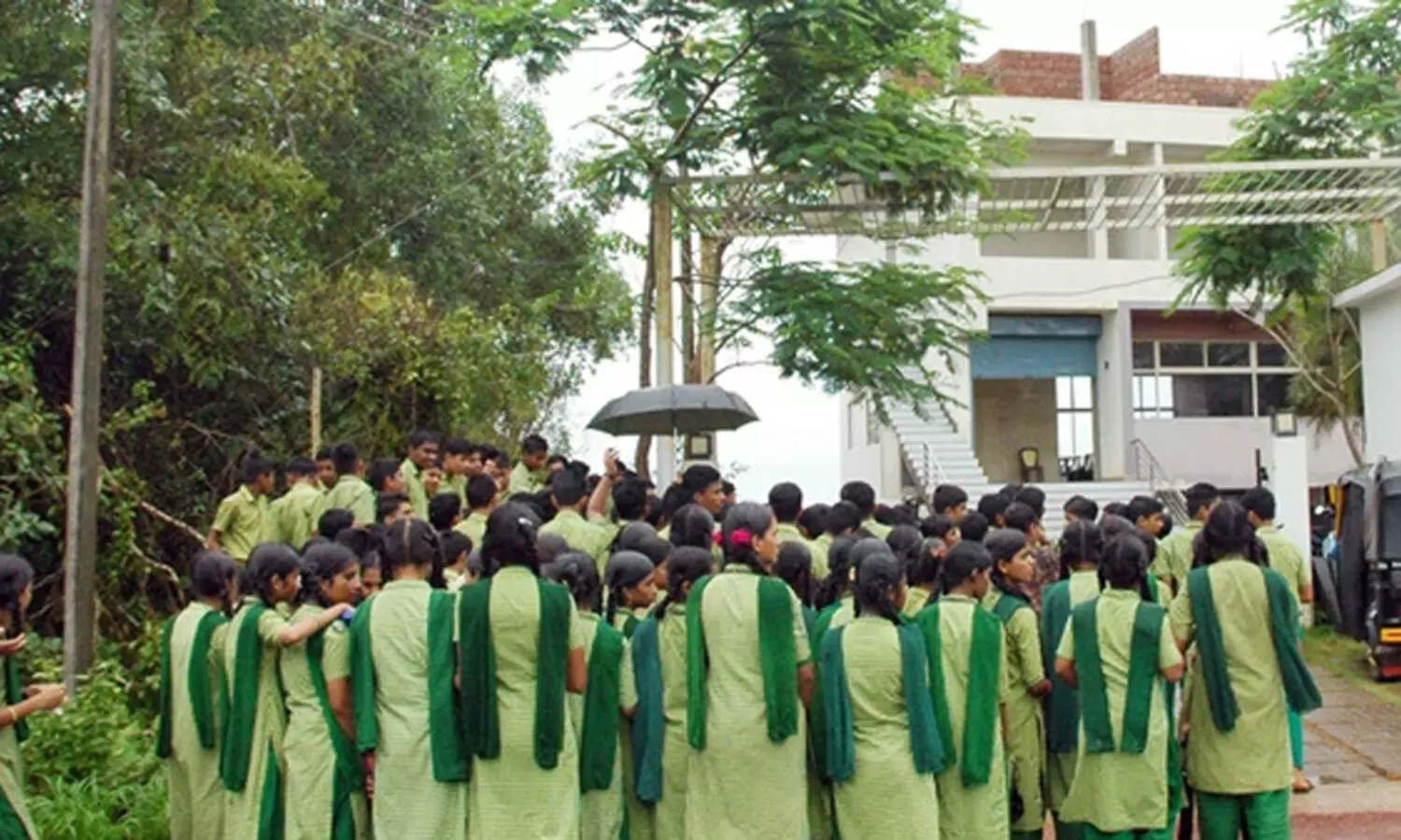 ബാറിനെതിരെ വിദ്യാർഥികൾ സമരത്തിൽ