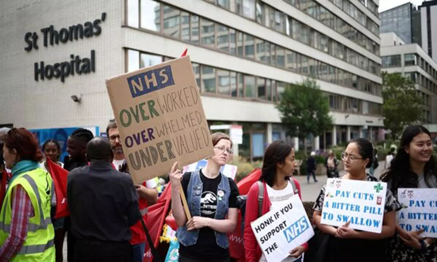 Britain to increase public sector salaries