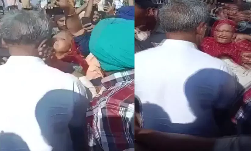 വെള്ളപ്പൊക്ക ദുരിതം കാണാനെത്തിയ എം.എൽ.എയെ മുഖത്തടിച്ച് സ്ത്രീ വെള്ളപ്പൊക്ക ദുരിതം കാണാനെത്തിയ എം.എൽ.എയെ മുഖത്തടിച്ച് സ്ത്രീ