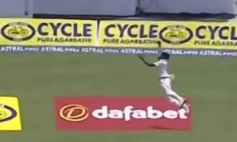 ഇന്ത്യൻ സൂപ്പർമാൻ! വായുവിൽ പറന്ന് ഒറ്റകൈയിൽ പന്ത് കൈപ്പിടിയിലൊതുക്കി സിറാജ്; ആഘോഷമാക്കി ആരാധകർ -വിഡിയോ ഇന്ത്യൻ സൂപ്പർമാൻ! വായുവിൽ പറന്ന് ഒറ്റകൈയിൽ പന്ത് കൈപ്പിടിയിലൊതുക്കി സിറാജ്; ആഘോഷമാക്കി ആരാധകർ -വിഡിയോ