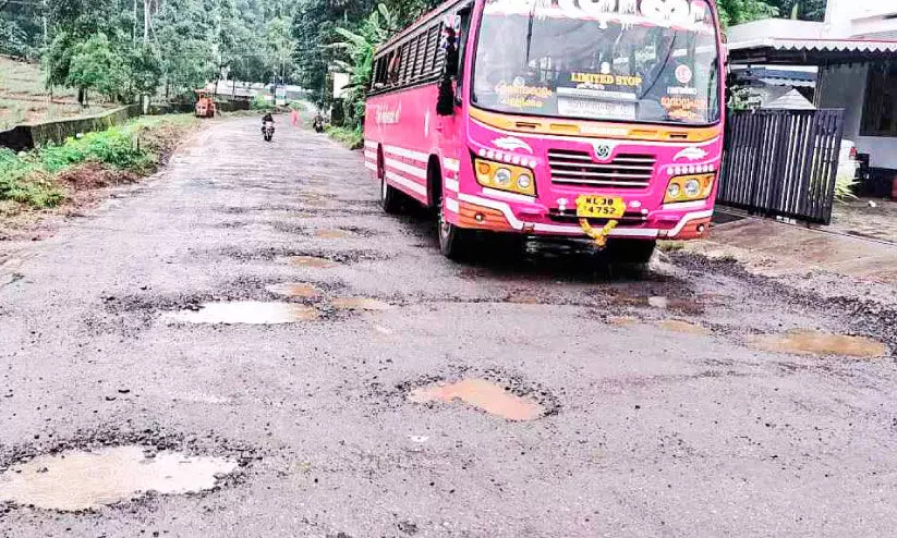 അപകടങ്ങൾ പെരുകി കിഴക്കമ്പലം-നെല്ലാട് റോഡ് അപകടങ്ങൾ പെരുകി കിഴക്കമ്പലം-നെല്ലാട് റോഡ്