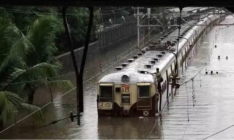 ഉത്തരേന്ത്യയിൽ ദുരിതപെയ്ത്ത്; ട്രാക്കുകളിൽ വെള്ളക്കെട്ട്; 700 ട്രെയിനുകൾ റദ്ദാക്കി