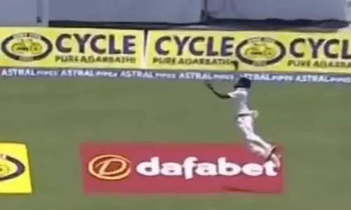 ഇന്ത്യൻ സൂപ്പർമാൻ! വായുവിൽ പറന്ന് ഒറ്റകൈയിൽ പന്ത് കൈപ്പിടിയിലൊതുക്കി സിറാജ്; ആഘോഷമാക്കി ആരാധകർ -വിഡിയോ