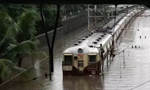 ഉത്തരേന്ത്യയിൽ ദുരിതപെയ്ത്ത്; ട്രാക്കുകളിൽ വെള്ളക്കെട്ട്; 700 ട്രെയിനുകൾ റദ്ദാക്കി