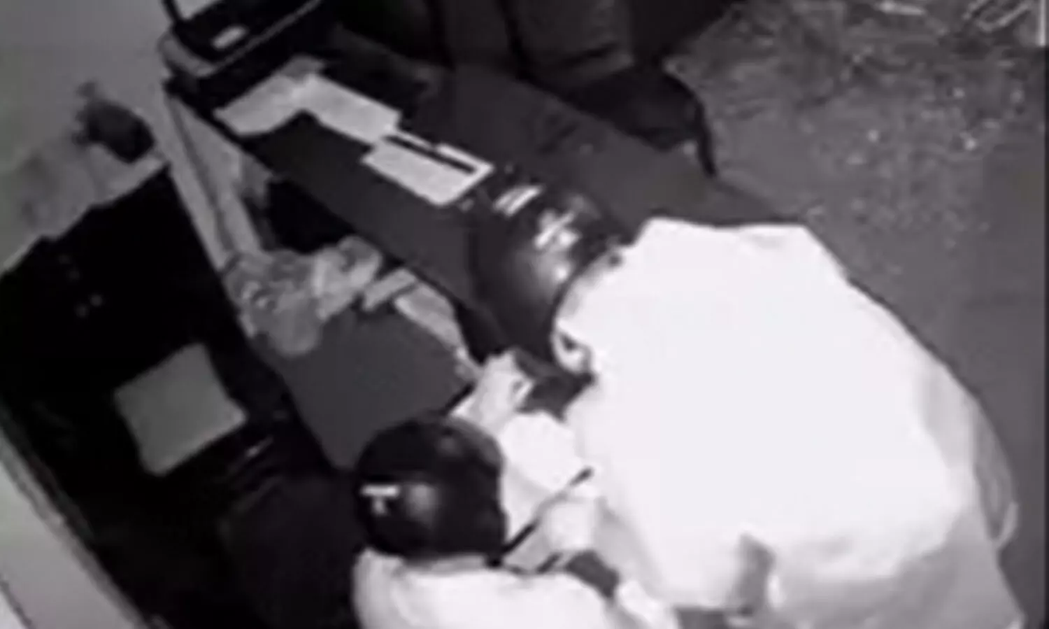 കാർ ഷോപ്പിന്റെ ചില്ല് തകർത്ത് രണ്ട് കാറുകളും രേഖകളും കവർന്നു