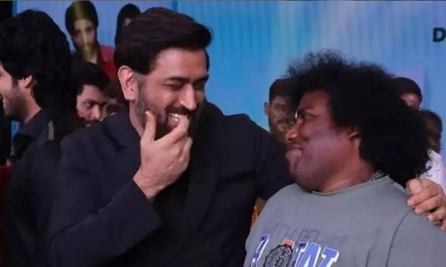 യോഗി ബാബുവിന് നൽകാതെ കേക്ക് ഒറ്റക്ക് കഴിച്ച് ധോണി! രസകരമായ വിഡിയോ പുറത്ത്