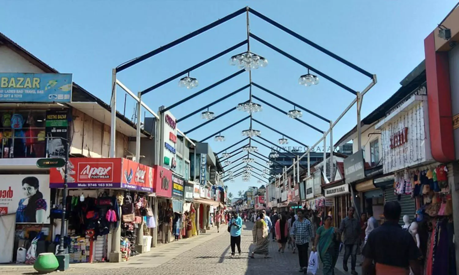 കോഴിക്കോട് മിഠായിത്തെരുവില്‍ കോടികളുടെ നികുതിവെട്ടിപ്പ്; റെയ്ഡിനെത്തിയ ജി.എസ്.ടി വകുപ്പ് ഉദ്യോഗസ്ഥരെ കച്ചവടക്കാർ തടഞ്ഞു