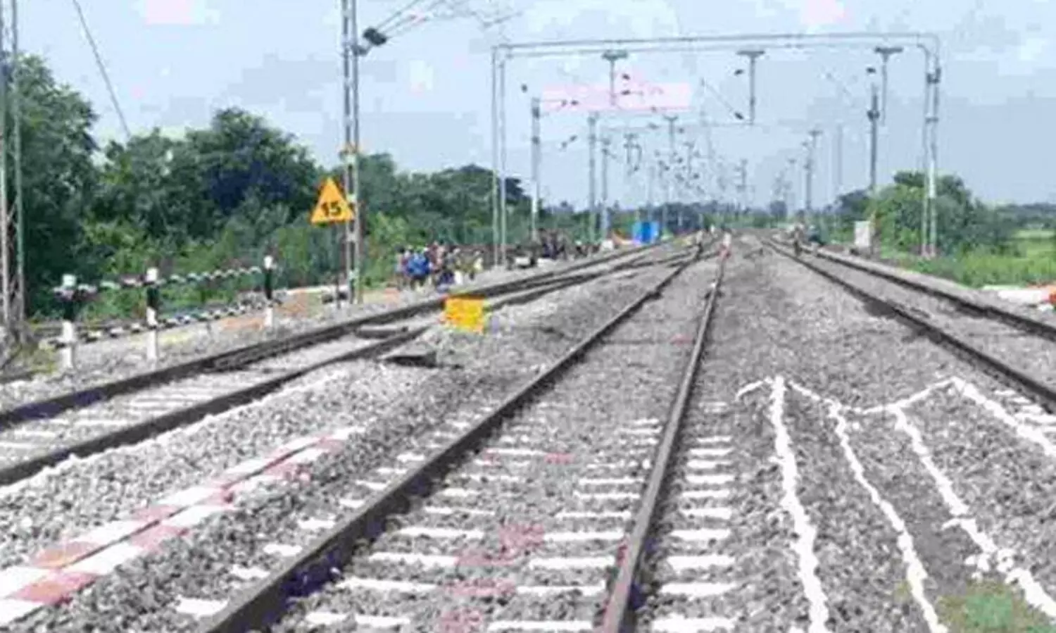 കുപ്പി പൊട്ടിച്ച് കഴുത്തിൽ വെച്ച് ഭീഷണിപ്പെടുത്തി; തൃശൂർ റെയിൽവേ സ്റ്റേഷനിൽനിന്ന് യുവാവ് പെൺകുട്ടിയുമായി കടന്നു