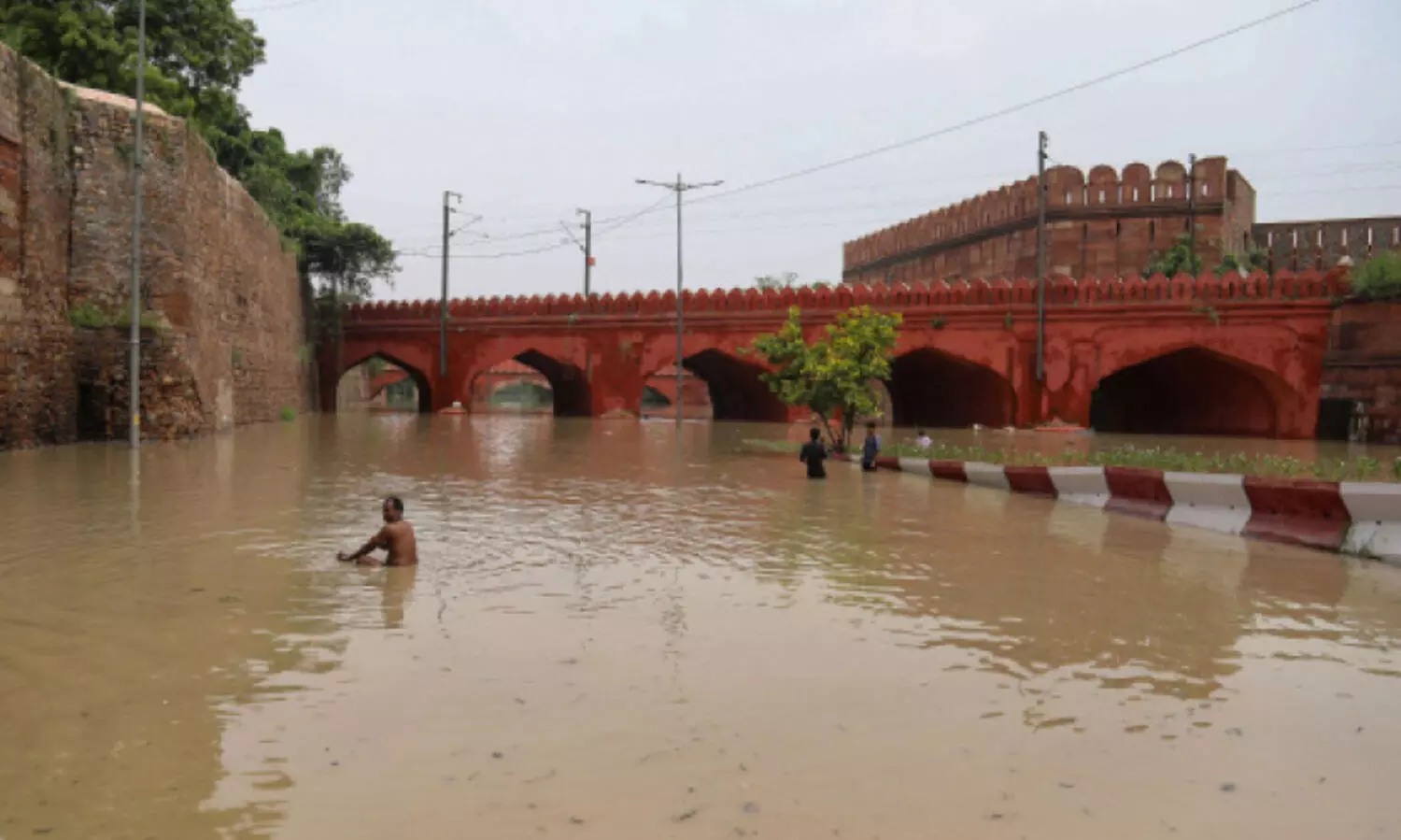 ഡ​ൽ​ഹി​യി​ൽ പ്ര​ള​യ​ക്കെ​ടു​തി തു​ട​രു​ന്നു; വെ​ള്ള​ക്കെ​ട്ടി​ൽ​വീ​ണ്​ മൂ​ന്ന്​ കു​ട്ടി​ക​ൾ മ​രി​ച്ചു