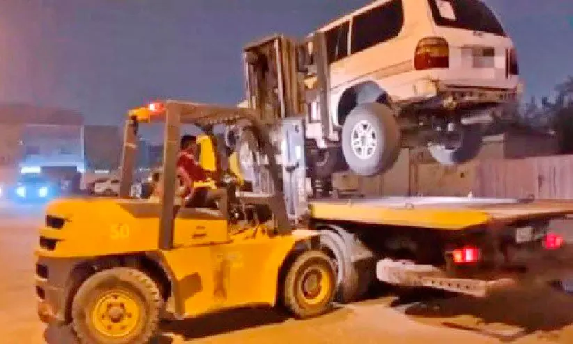 പാ​ല​ത്തി​ൽ​കൂ​ടി ഓ​ടി​ച്ച വാ​ഹ​നം പി​ടി​ച്ചെ​ടു​ത്തു