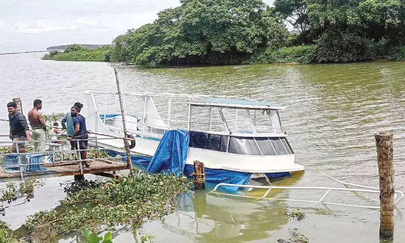 പൊന്നാനി ഭാരതപ്പുഴയിൽ നിർത്തിയിട്ട ഉല്ലാസ ബോട്ട് മുങ്ങി