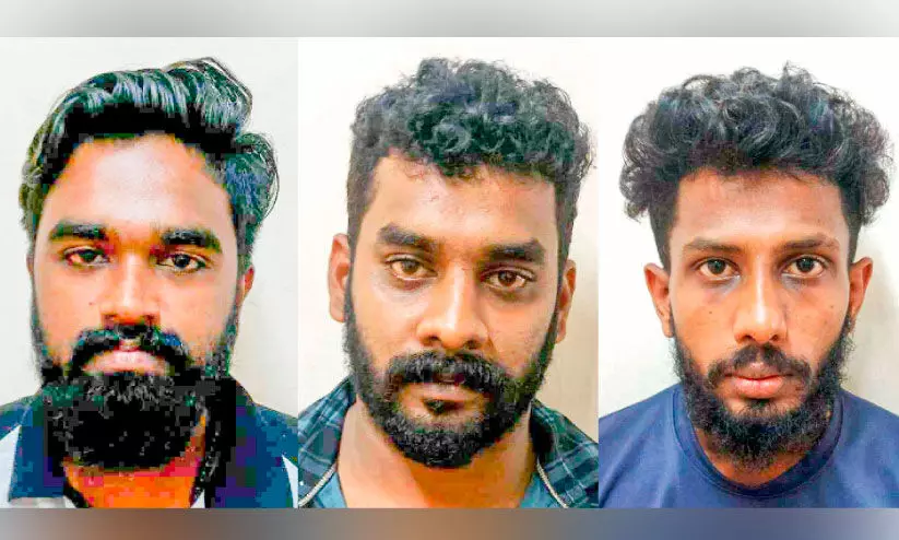 ആംബുലൻസ് ഡ്രൈവർമാർ തമ്മിൽ സംഘർഷം; മൂന്ന് പേർ അറസ്റ്റിൽ ആംബുലൻസ് ഡ്രൈവർമാർ തമ്മിൽ സംഘർഷം; മൂന്ന് പേർ അറസ്റ്റിൽ