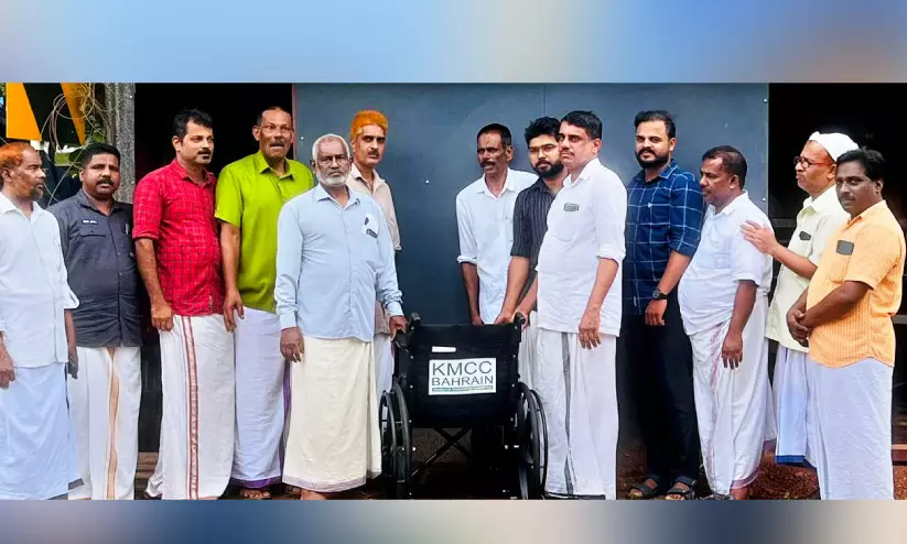 കെ.​എം.​സി.​സി മെ​ഡി​ക്ക​ൽ ഉ​പ​ക​ര​ണ​ങ്ങ​ൾ കൈ​മാ​റി