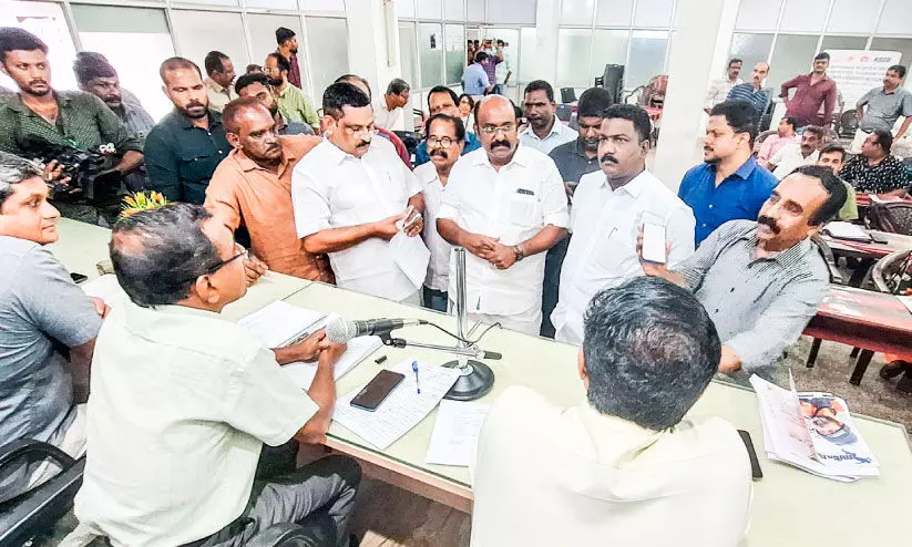 ഷോക്കടിപ്പിക്കല്ലേ...വൈദ്യുതി ബില്ലിൽ പത്തിരട്ടി വർധന, കെ.എസ്.ഇ.ബി ഓഫിസിൽ ഉപഭോക്താക്കളുടെ പ്രതിഷേധം ഷോക്കടിപ്പിക്കല്ലേ...വൈദ്യുതി ബില്ലിൽ പത്തിരട്ടി വർധന, കെ.എസ്.ഇ.ബി ഓഫിസിൽ ഉപഭോക്താക്കളുടെ പ്രതിഷേധം